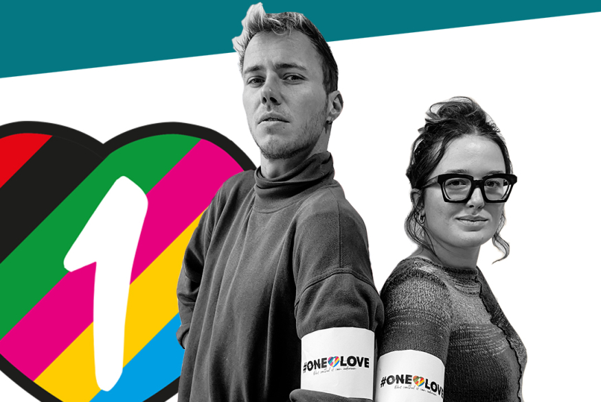 'Ik draag de band wel' in witte letters, hartjeslogo, twee personen met onelove band