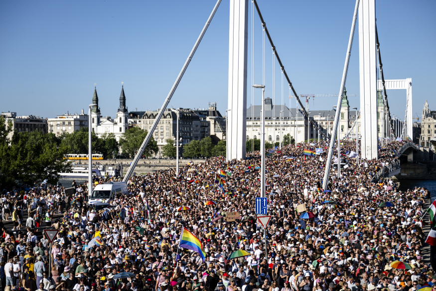 Massa mensen op brug in Budapest