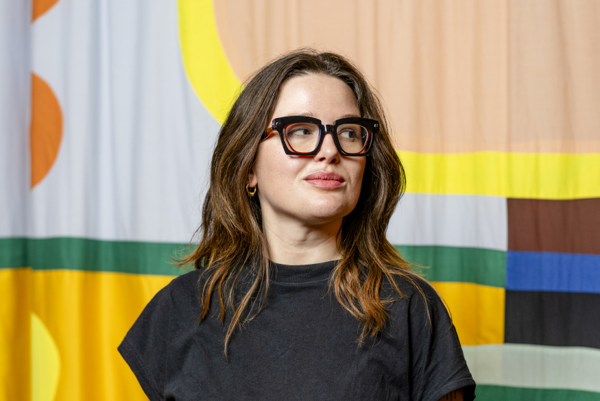 Foto van Olivia met kleurrijke achtergrond