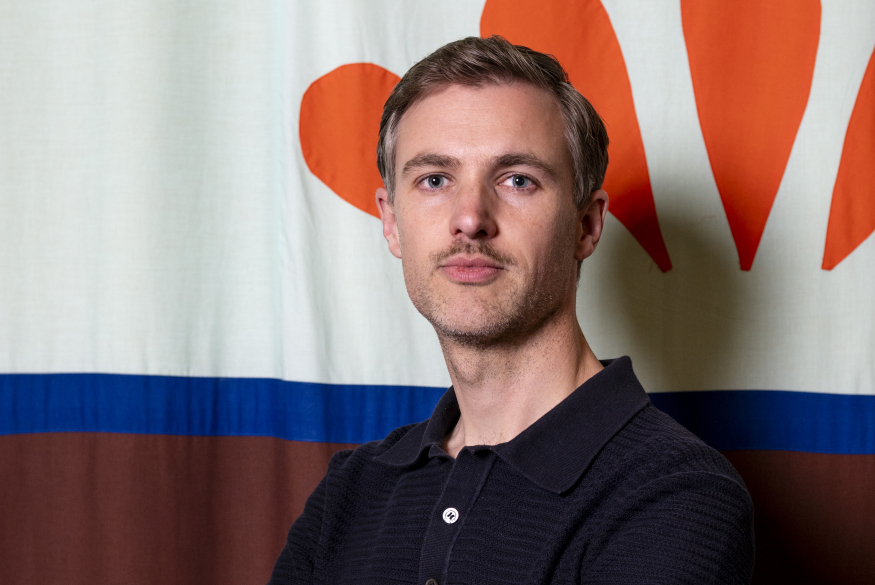 Foto van Thomas op kleurrijke achtergrond