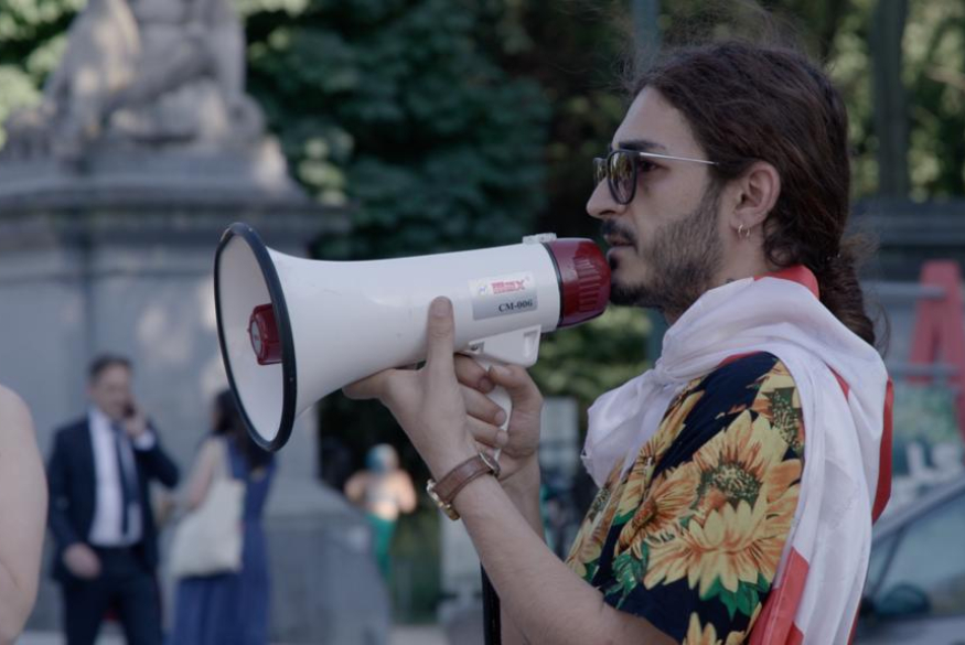 Activist met een megafoon in de hand
