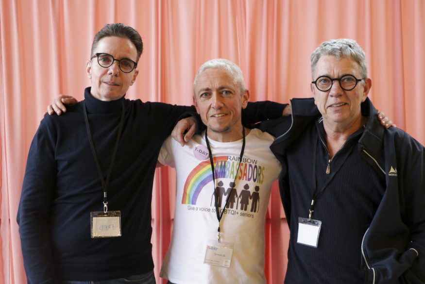 Simon op T-Day Foto van drie personen voor een roze gordijn