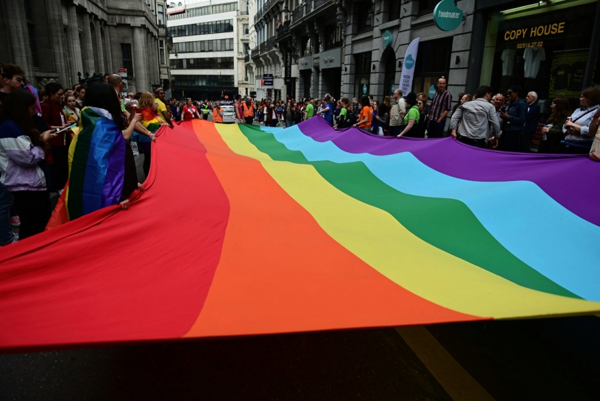 Grote regenboogvlag op Belgian Pride