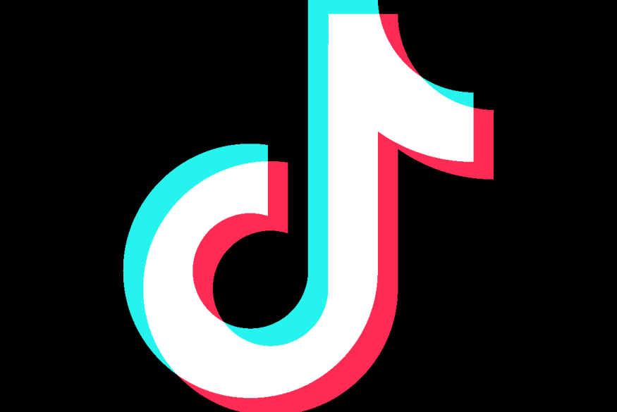 Logo tiktok, een witte T die lijkt op een muzieknoot, met blauwe en roze schaduw. Op een zwarte achtergrond