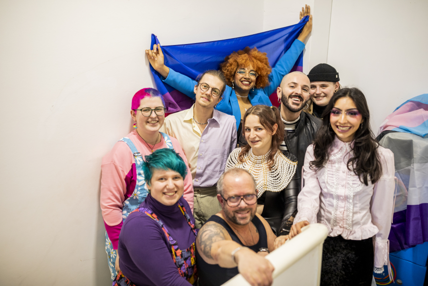 Groep LGBTI+ personen met vlaggen