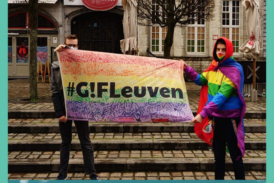 #G!FLeuven Regenboogvlag met #G!FLeuven op
