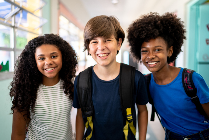 Portret van kinderen in gang op school