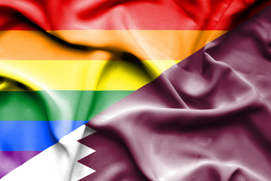 één beeld met de helft de regenboogvlag en de andere helft de vlag van Qatar