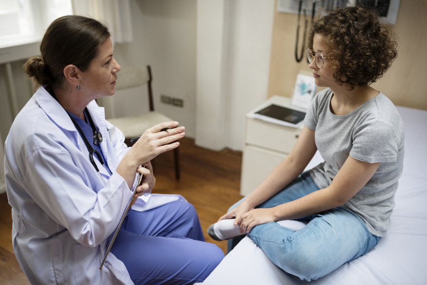 Dokter controleert een patiënt