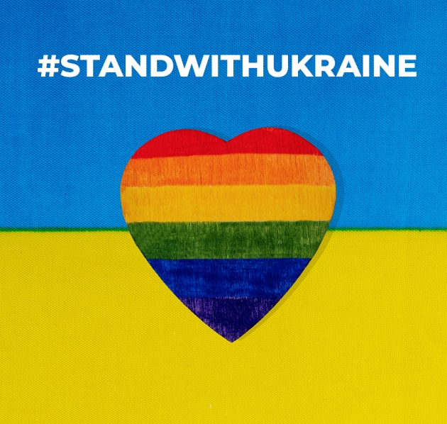 Foto van vlag Oekraïna + regenbooghart in het midden en #standwithukraine