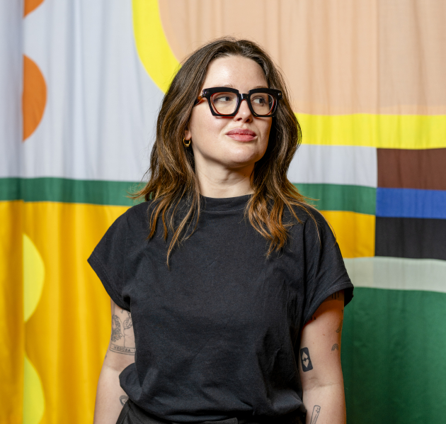 Foto van Olivia met kleurrijke achtergrond
