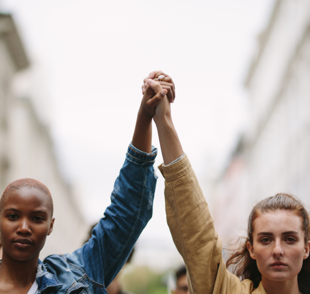 Twee personen die handen hoog in de lucht tussen hen vasthouden