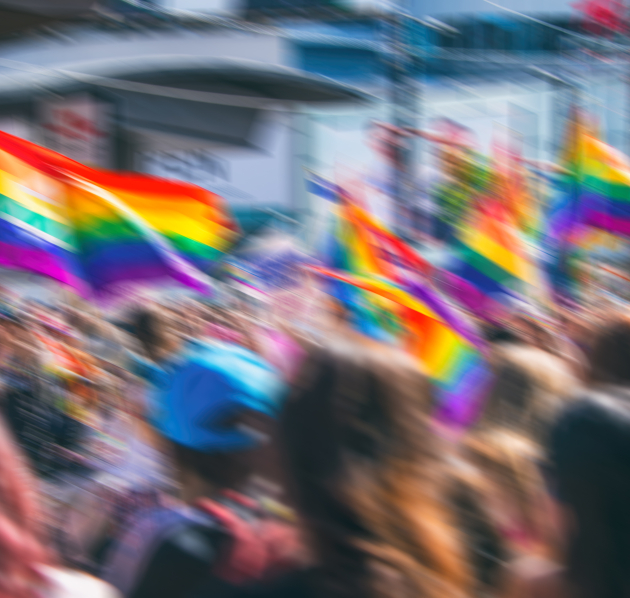 Wazige foto van een Pride met regenboogvlaggen