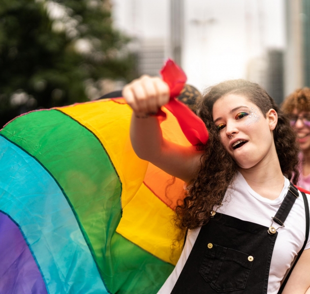 jongere op de pride met vlag