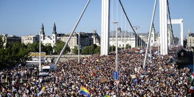 Massa mensen op brug in Budapest