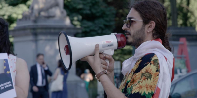 Activist met een megafoon in de hand