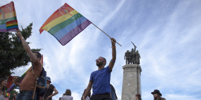 Mensen vieren op de 10e Sofia Gay Pride