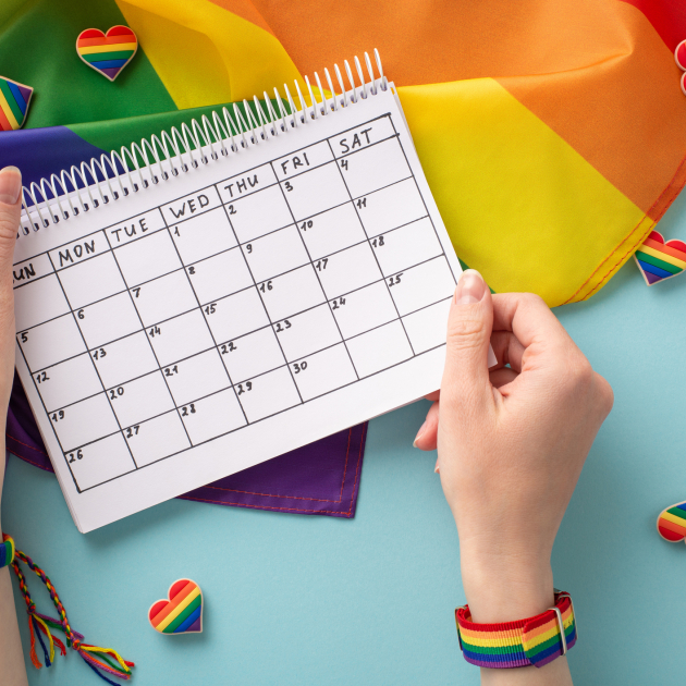 Kalender met regenboogvlag op achtergrond