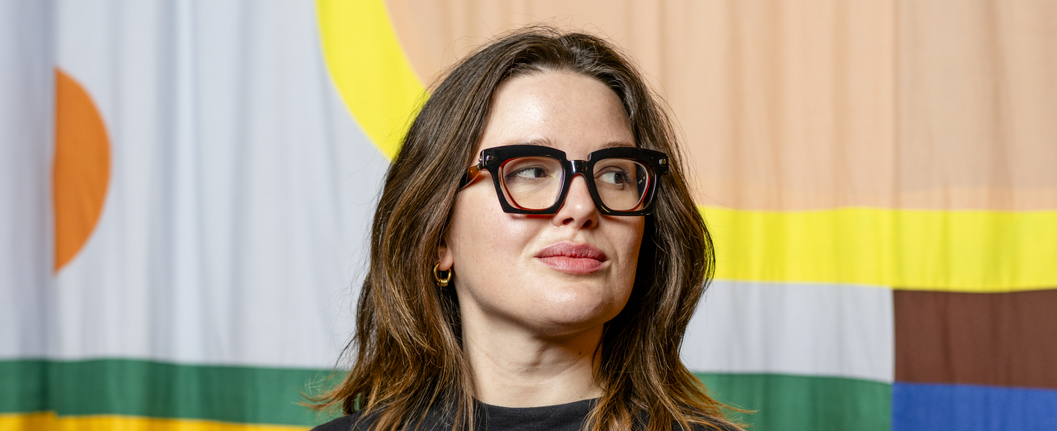 Foto van Olivia met kleurrijke achtergrond