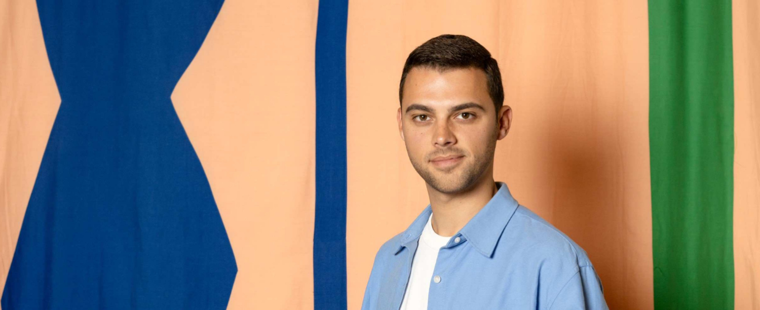 Foto van Gijs met een kleurrijke achtergrond
