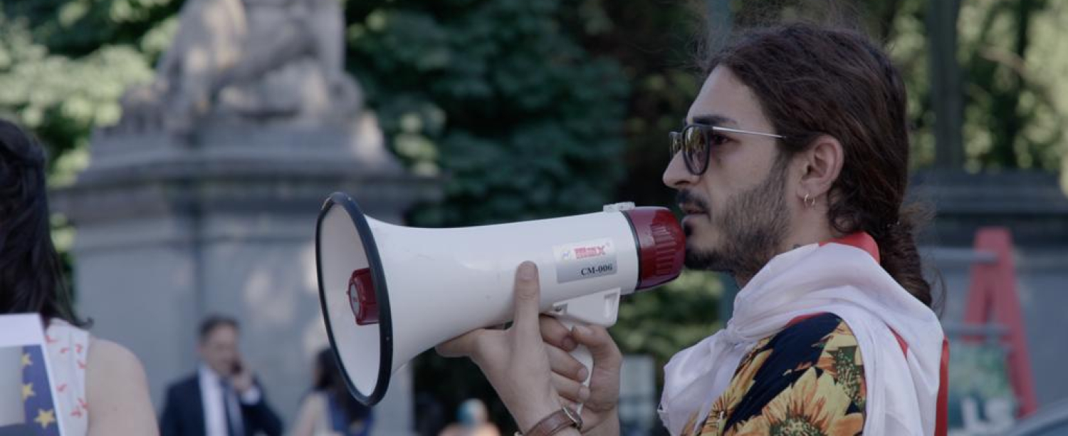 Activist met een megafoon in de hand