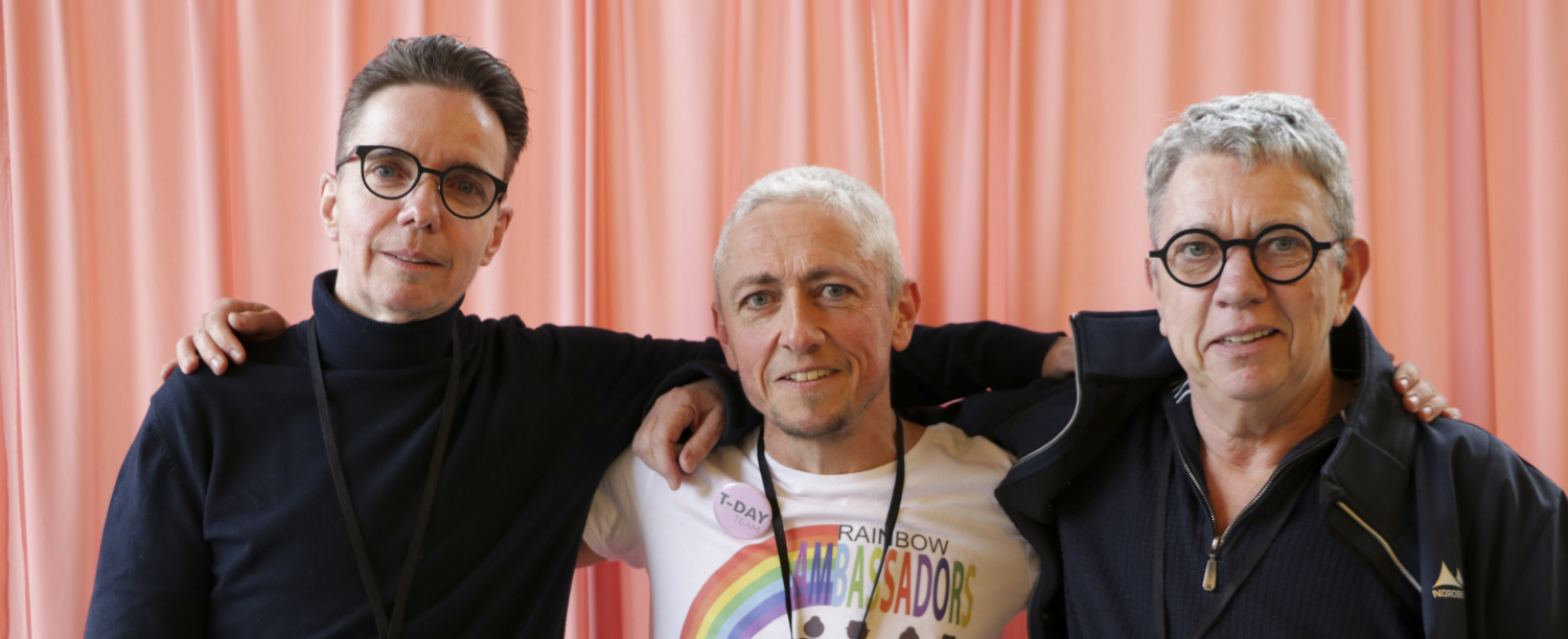 Simon op T-Day Foto van drie personen voor een roze gordijn