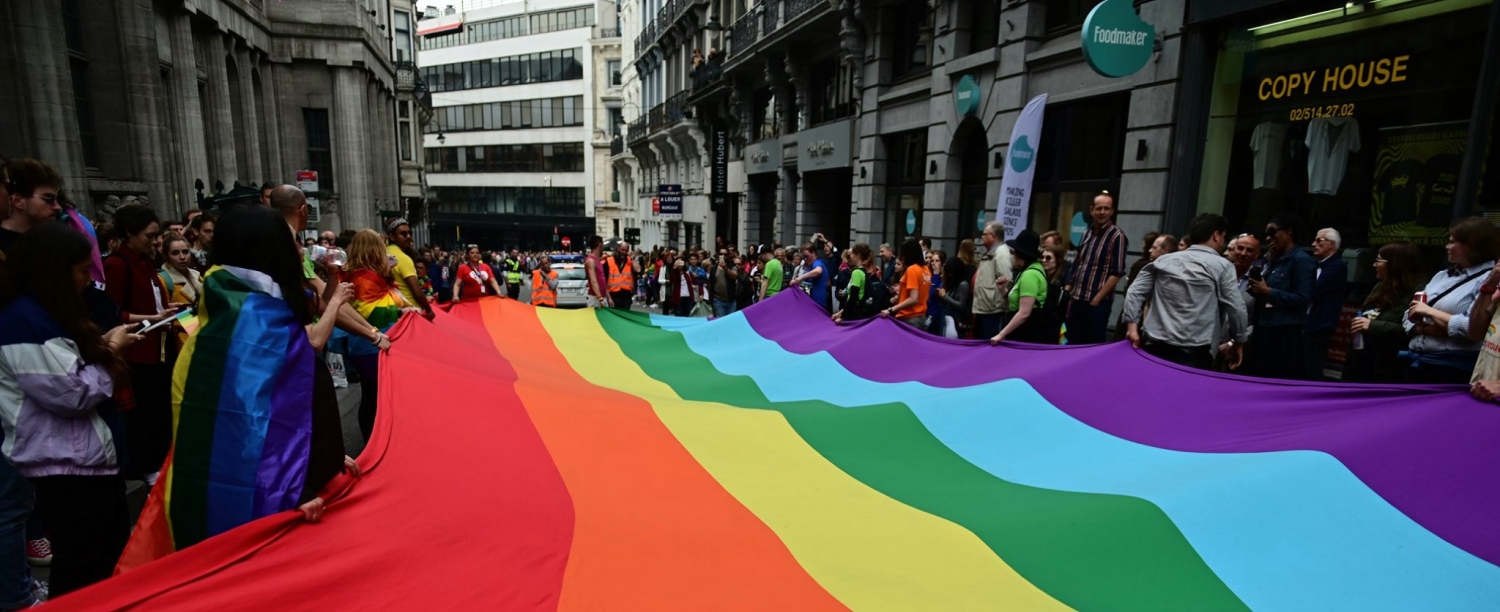 Grote regenboogvlag op Belgian Pride