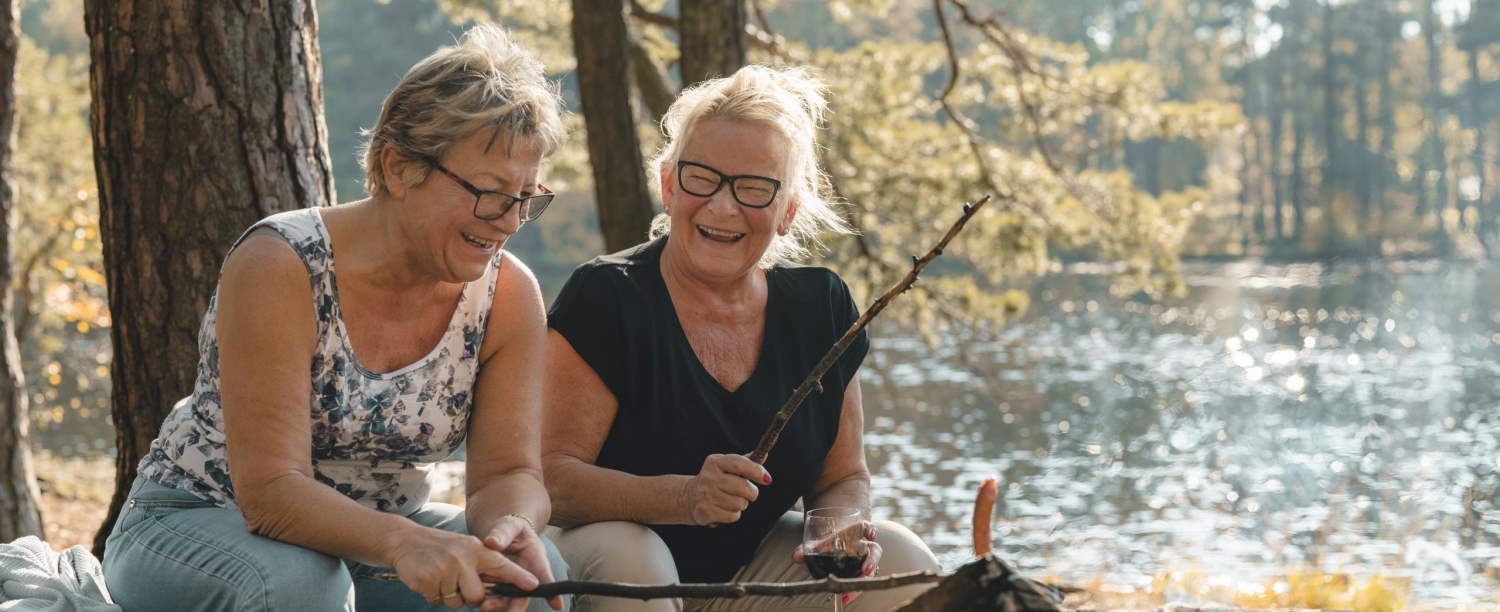 twee oudere vrouwen kamperen