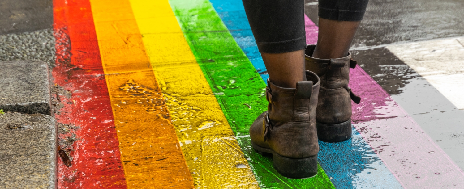 persoon wandelt op regenboogpad persoon wandelt op regenboogpad