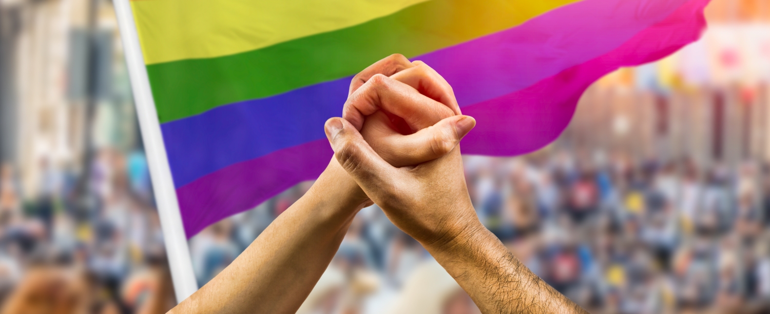 handen samen bij regenboogvlag handen samen voor regenboogvlag