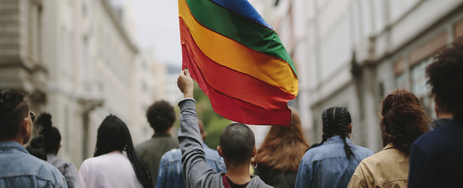 Groep mensen met regenboogvlag