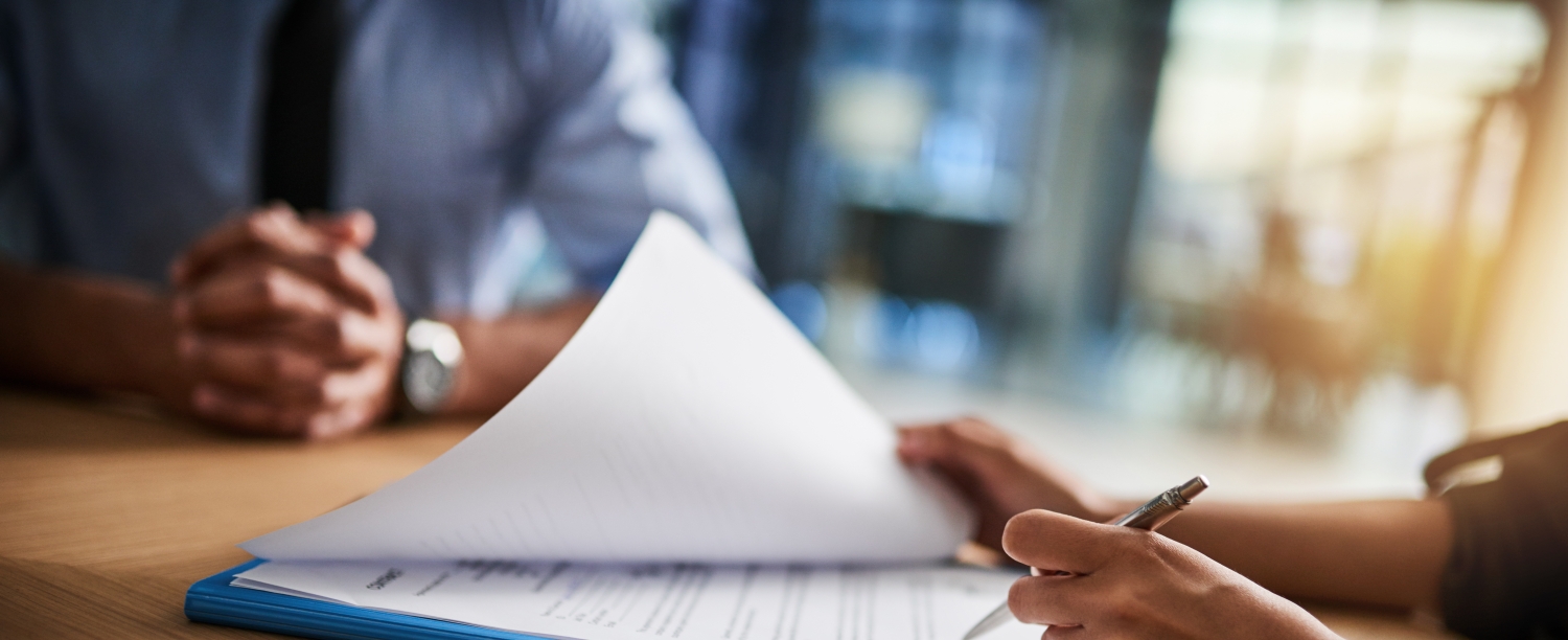 vacature contract tekenen iemand die een contract tekent